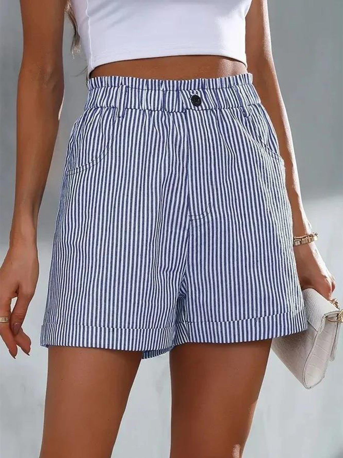 Chic striped shorts with pockets for stylish comfort. Perfect for versatile, everyday wear.