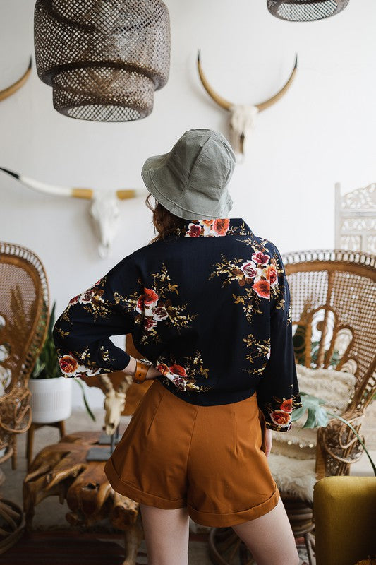 Floral kimono in navy with vibrant floral pattern