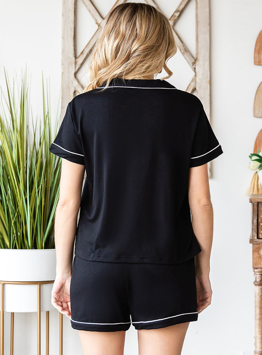 Cozy yet chic lounge set with pockets, perfect for relaxed days at home or quick outings. Ultimate comfort meets style in black with white piping.