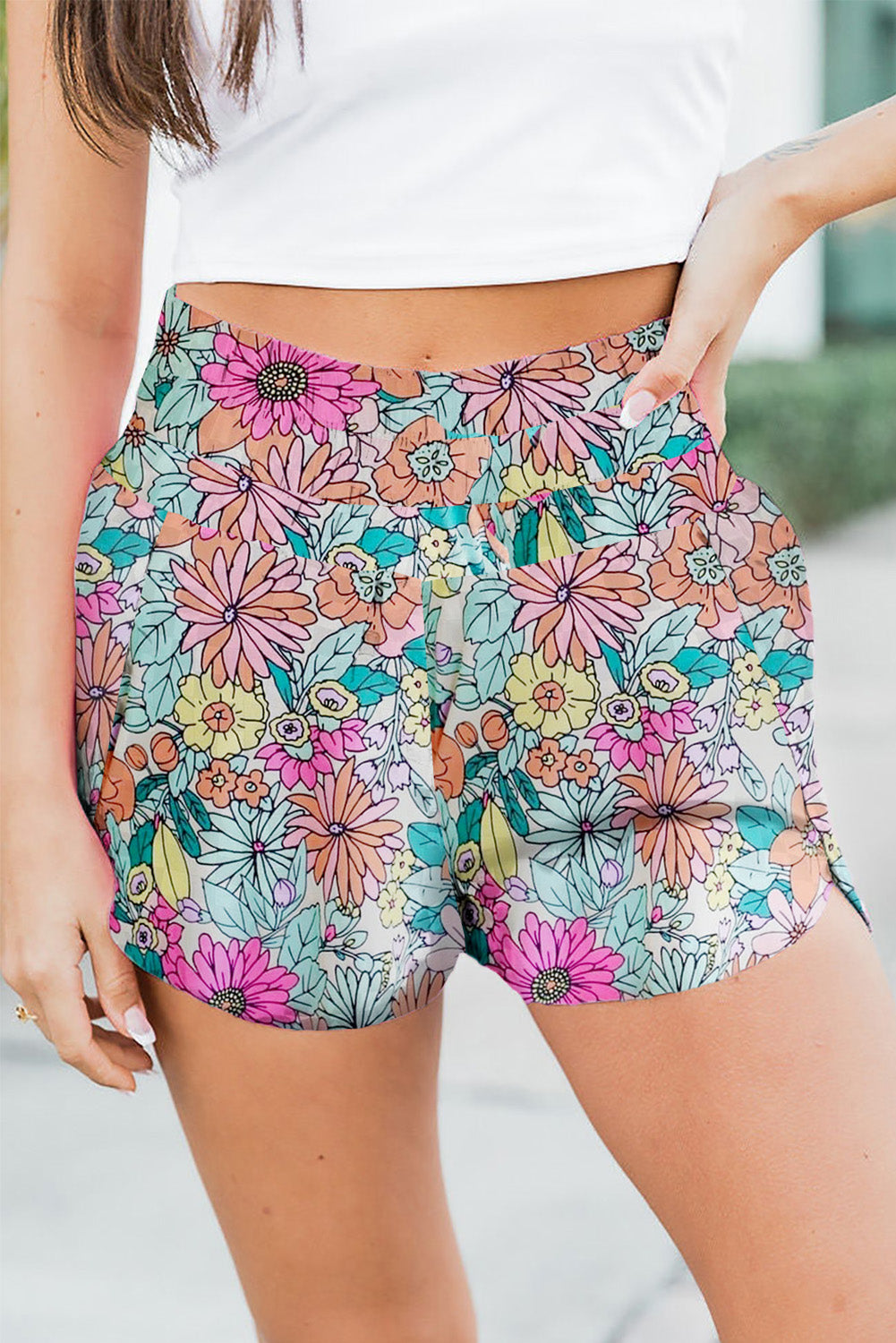 Embrace summer with our Floral Elastic Waist Shorts—perfect for style & comfort. Vibrant prints & breezy fabric for your sunny adventures!
