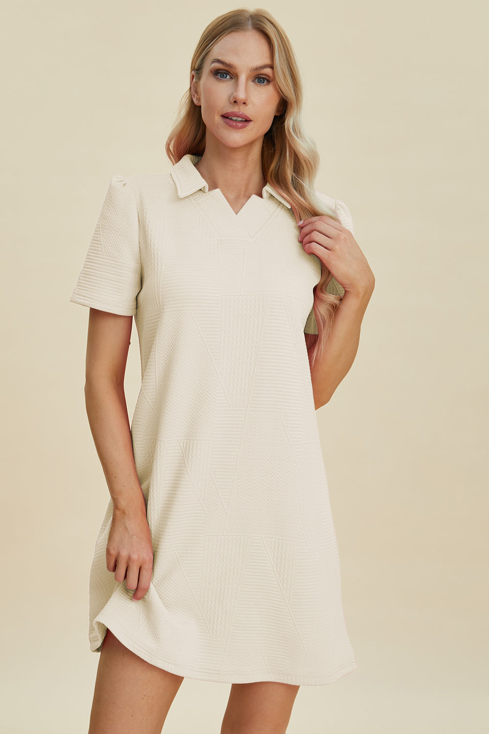Ivory textured dress with short sleeves and collar