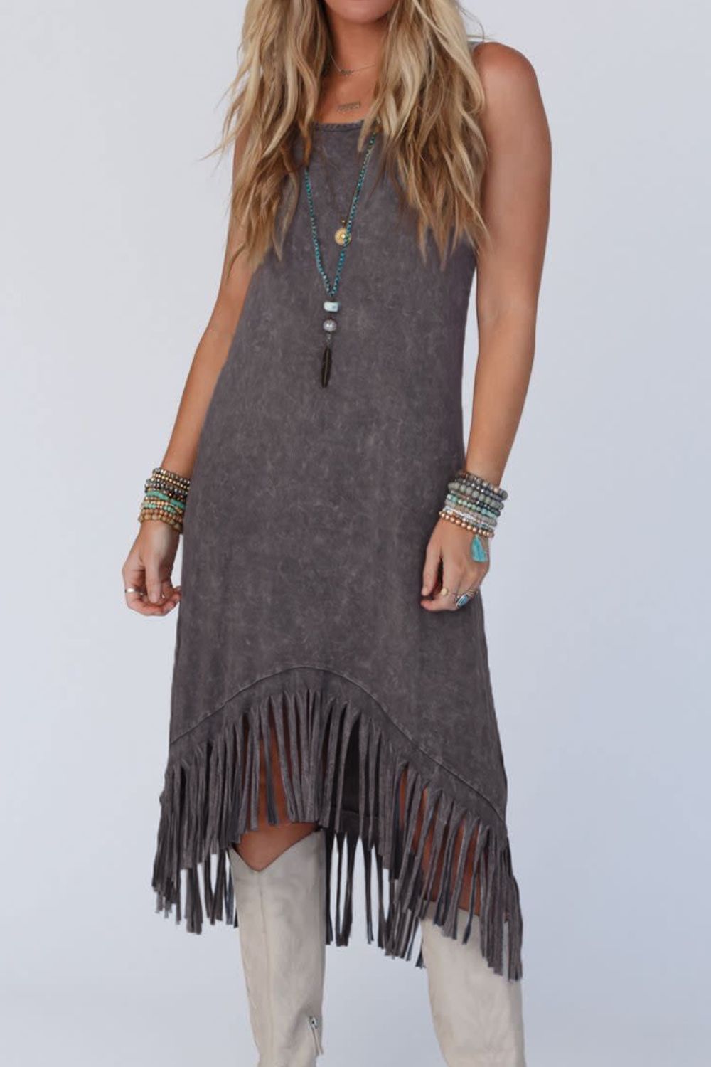 Boho-chic sleeveless midi dress with playful tassels, perfect for versatile day-to-night style. Comfort and elegance in one.