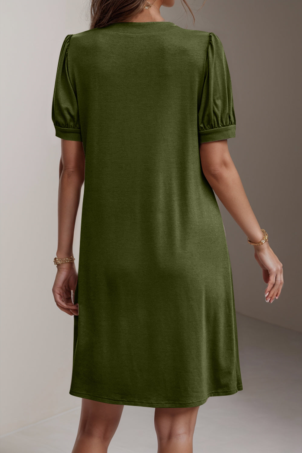 Chic Pin-Tuck Dress in army green/black, with a flattering fit & versatile design for all occasions. Comfort meets elegance in your new favorite.