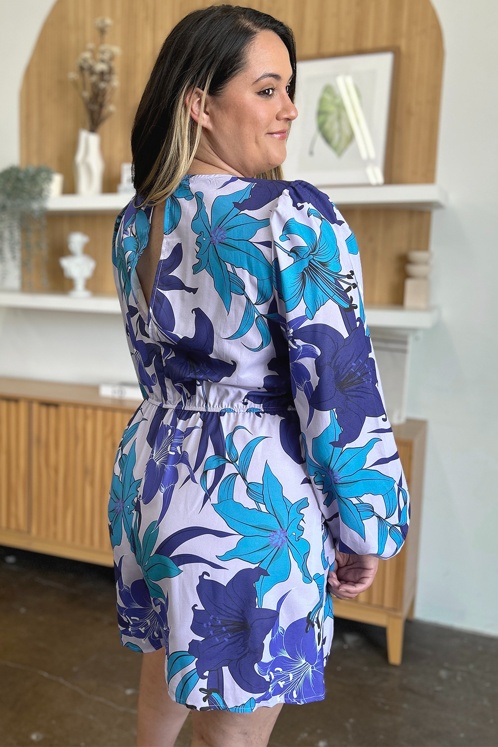 Chic floral romper with pockets, perfect for all-day style and comfort. Versatile, breathable, easy-care. Available in green and blue.
