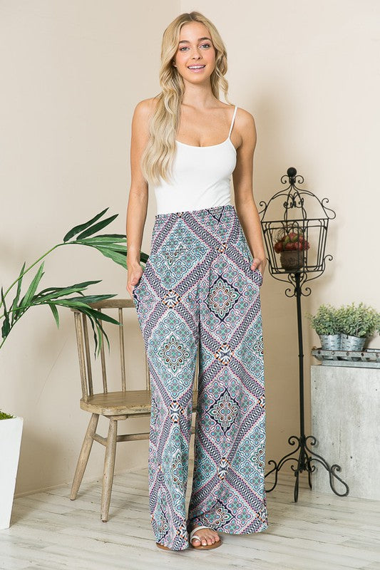 High-waisted pattern pants with functional pockets
