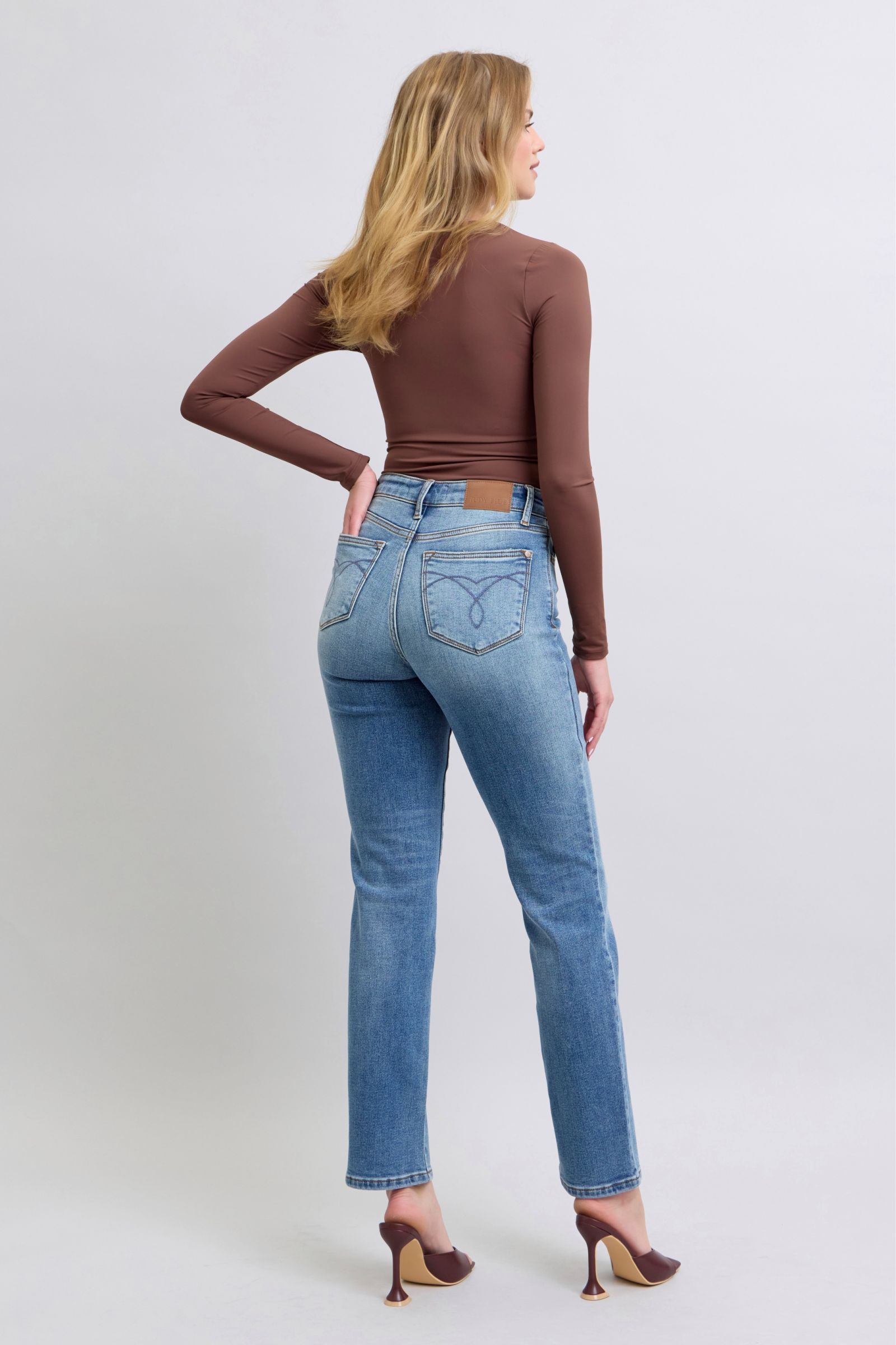 Cozy straight jeans with functional pockets and moderate stretch
