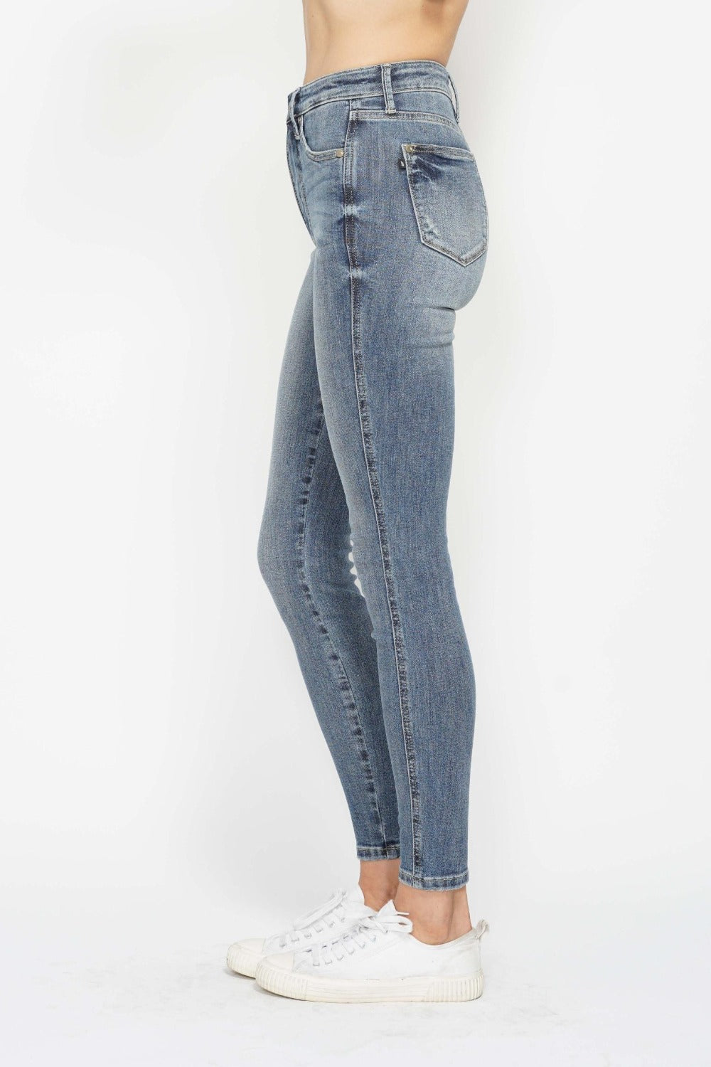 Judy Blue skinny jeans with moderate stretch for everyday comfort.
