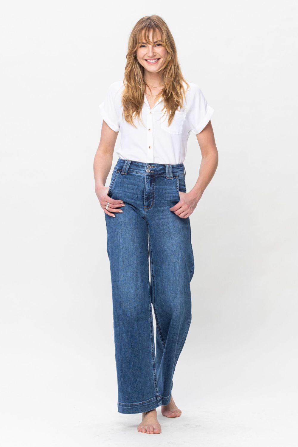 Comfortable women’s wide-leg jeans with modern double-button design.
