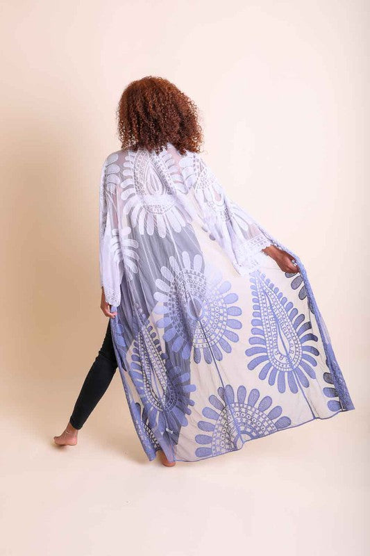 Sophisticated lace kimono with breathable fabric