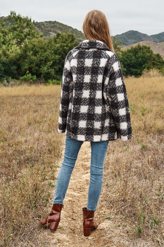 Chic boucle plaid coat for women, featuring side pockets and a lapel neck.
