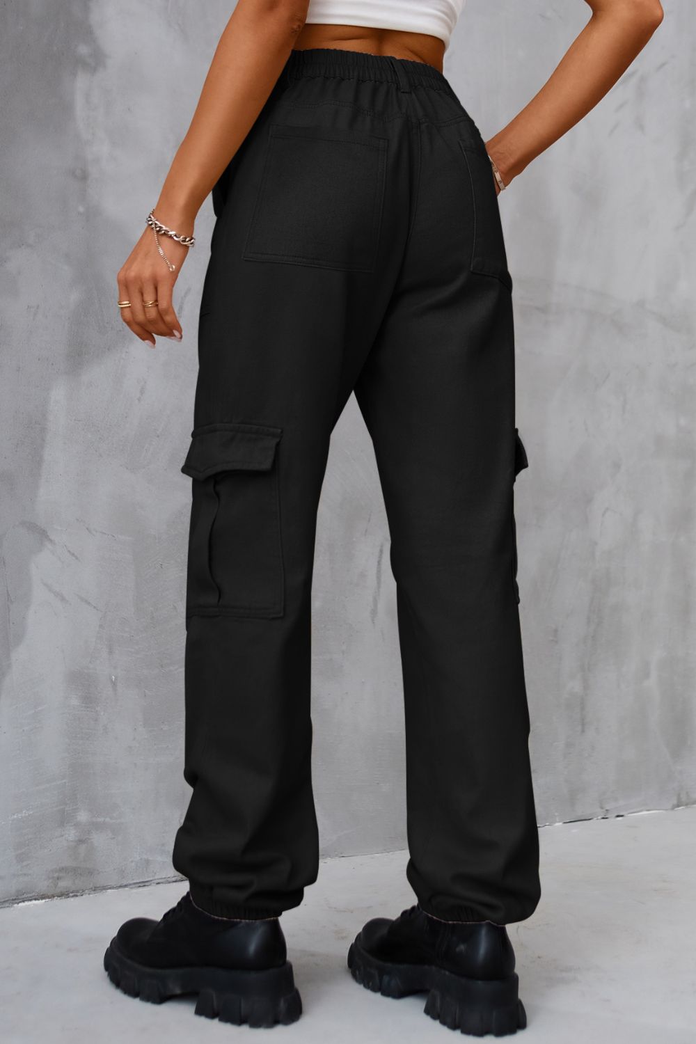 Black high-waist pants with pockets for a stylish and practical design.
