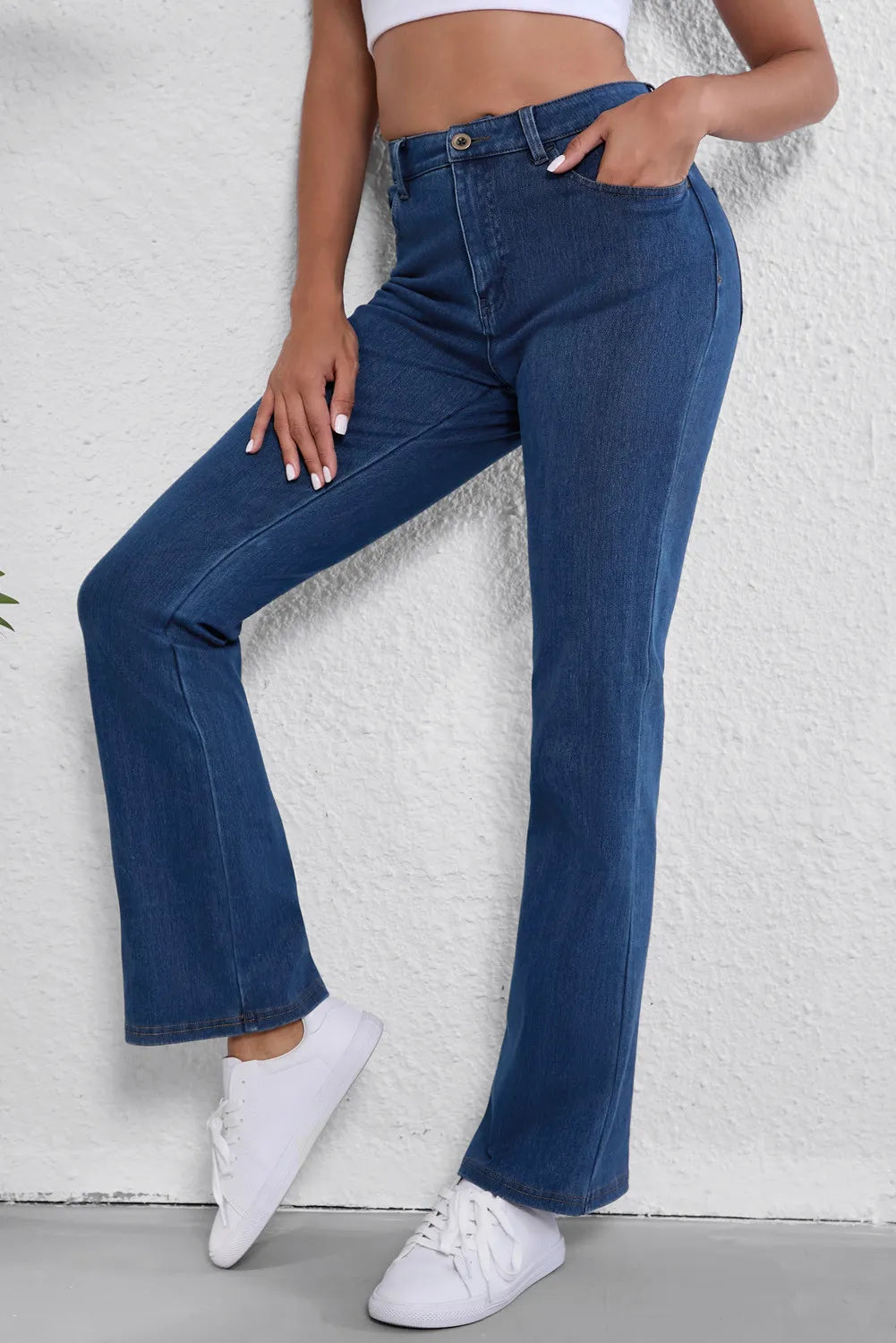 Blue straight-leg jeans with high waist, perfect for casual styling.
