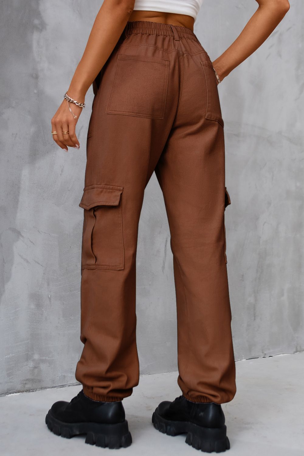 Brown high-waist pants with pockets for a stylish and practical design.
