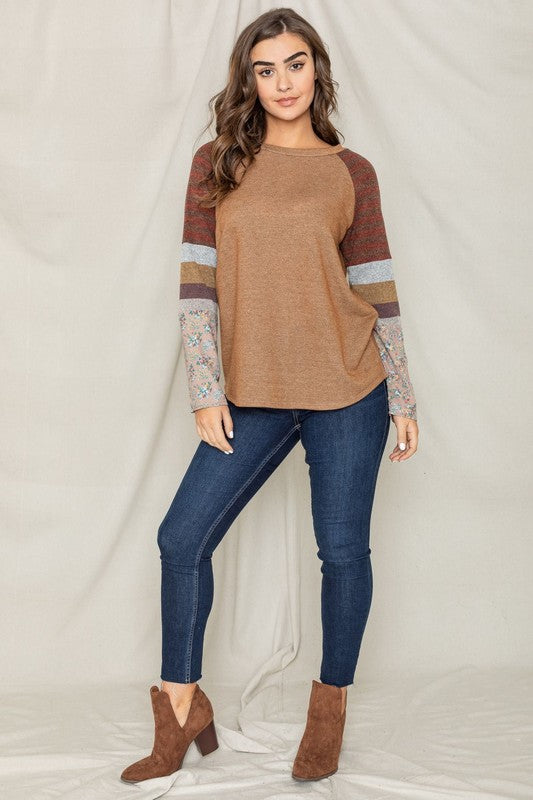 Tunic in camel with trendy color block sleeves, perfect for casual outfits.
