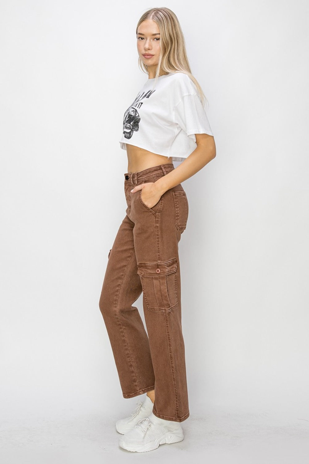 Women’s high-waist cargo jeans styled for casual outings.
