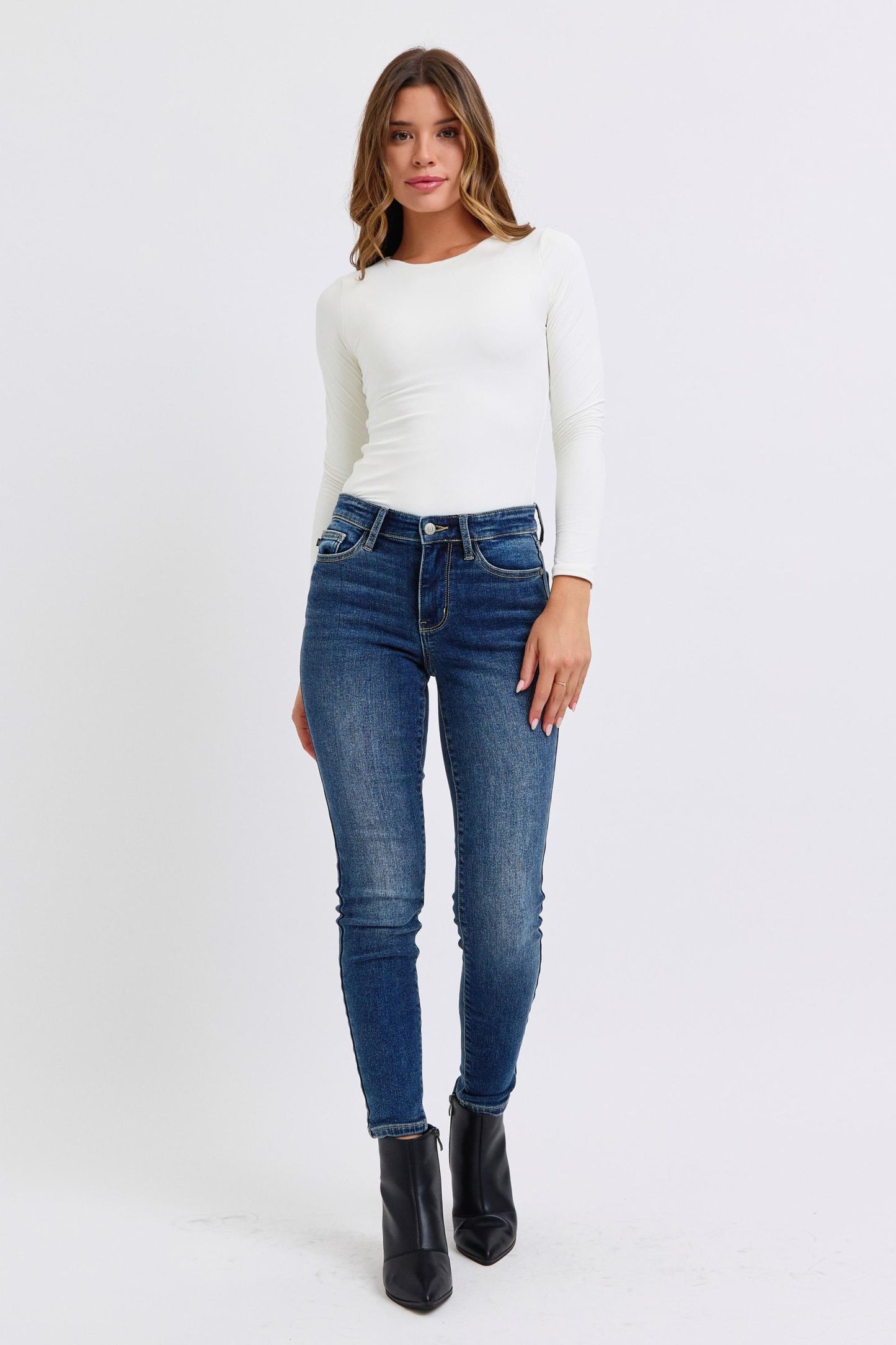 Stylish mid-rise jeans with functional pockets, dark wash
