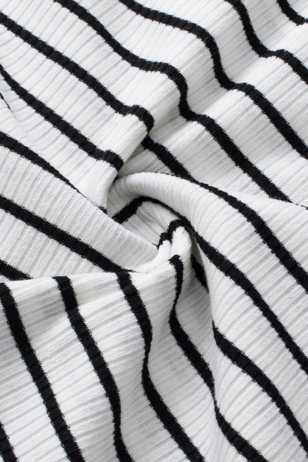 Comfortable striped tank top in black and white, ideal for summer.