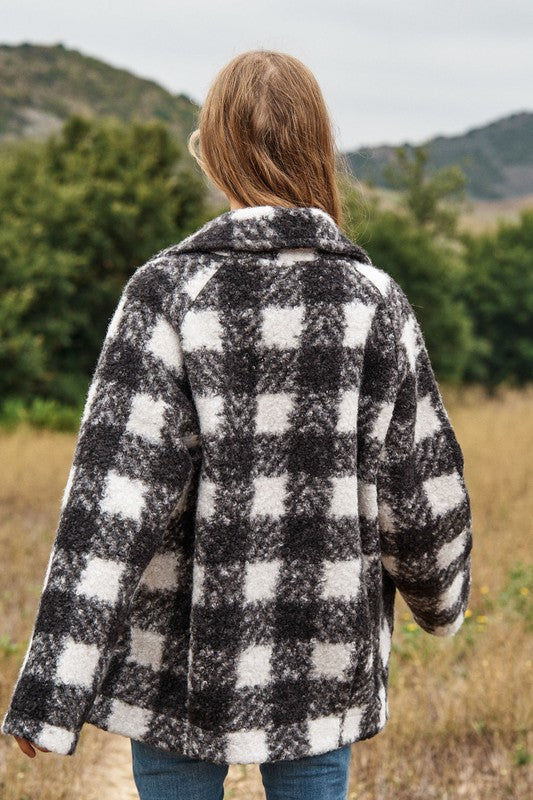 Chic boucle plaid coat for women, featuring side pockets and a lapel neck.
