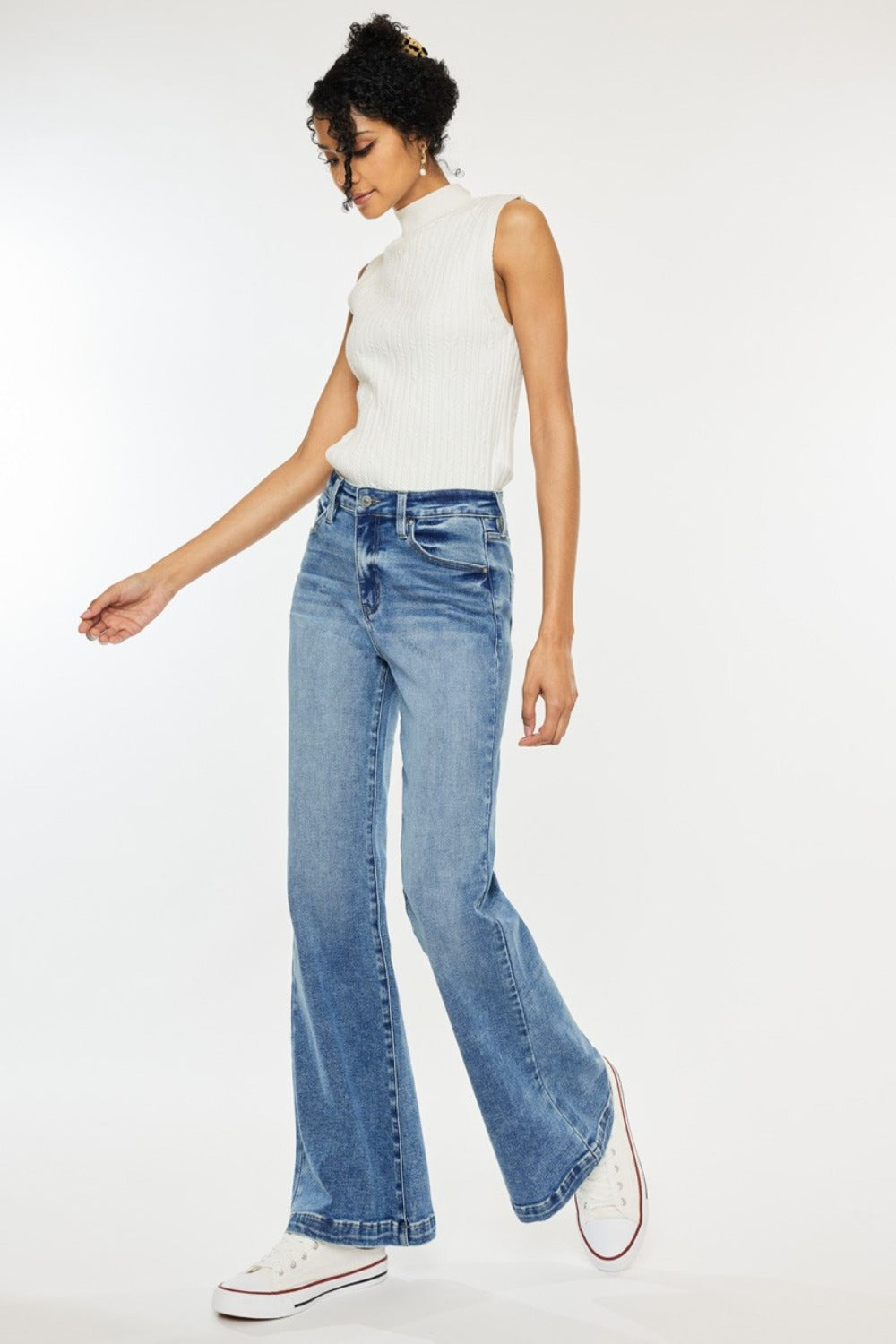 Relaxed wide leg Kancan jeans for a comfortable fit.
