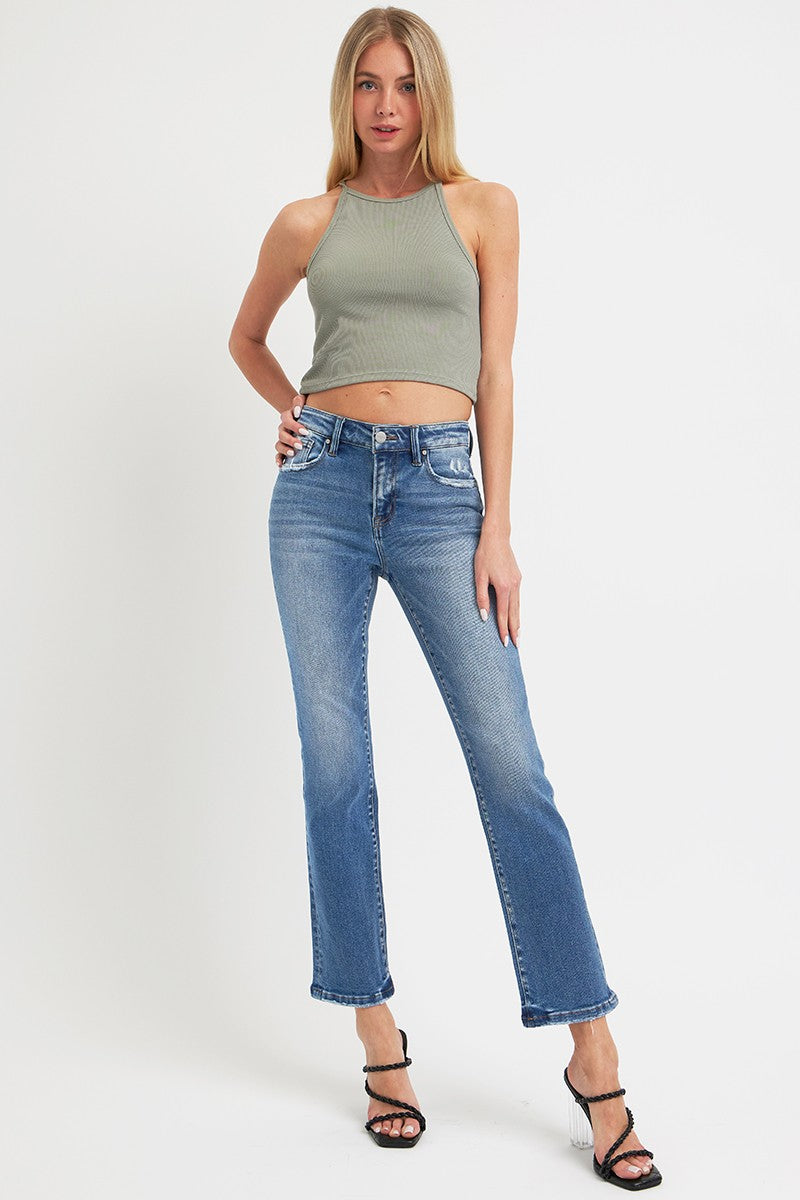 Casual yet polished ankle-length straight jeans for everyday wear.
