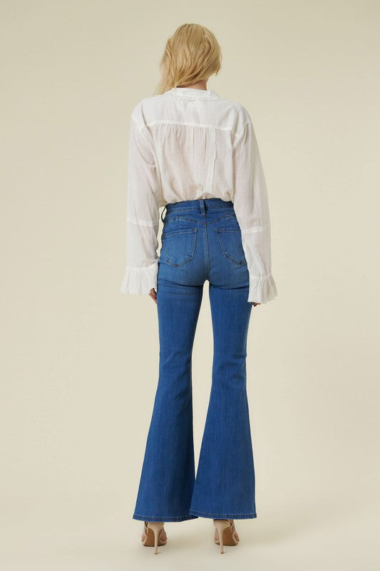 Flattering women’s flare jeans in classic denim.
