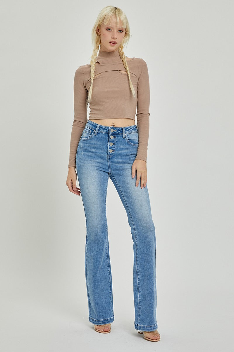 Versatile women’s denim jeans with a flattering silhouette and vintage touch.
