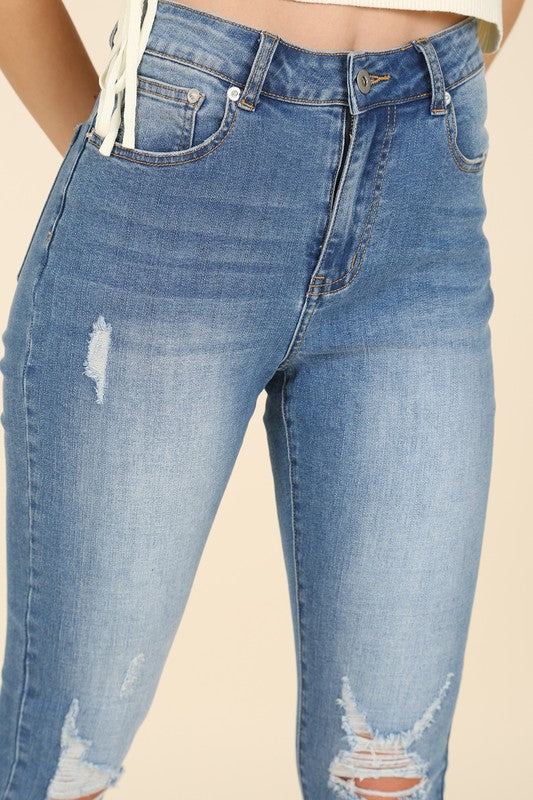 Comfortable distressed jeans with stretch fabric
