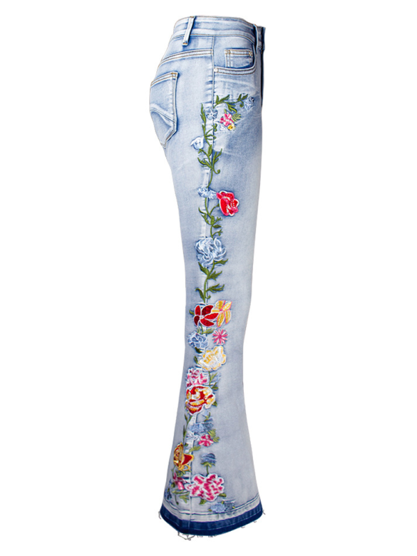 Comfortable flare jeans with floral embroidery and slight stretch.
