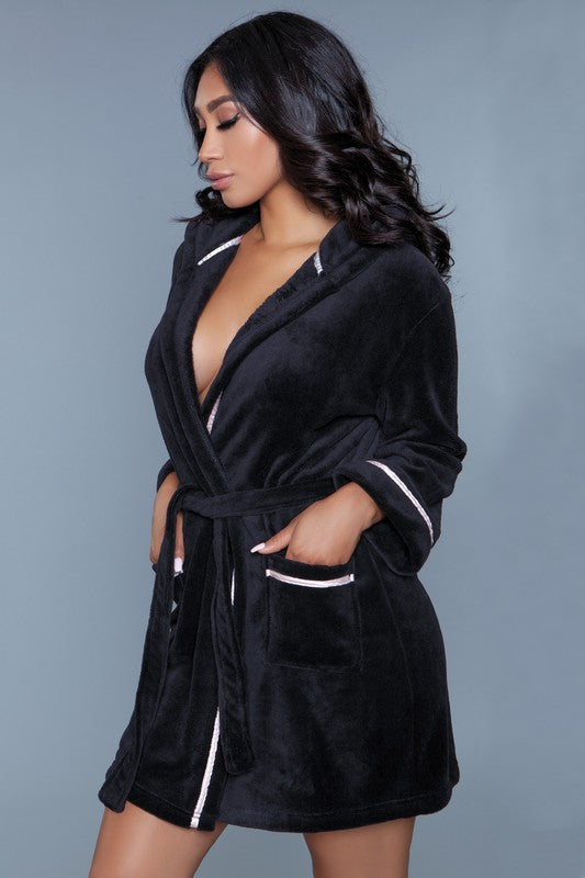 Cozy black robe featuring satin piping, perfect for lounging at home in comfort and style.
