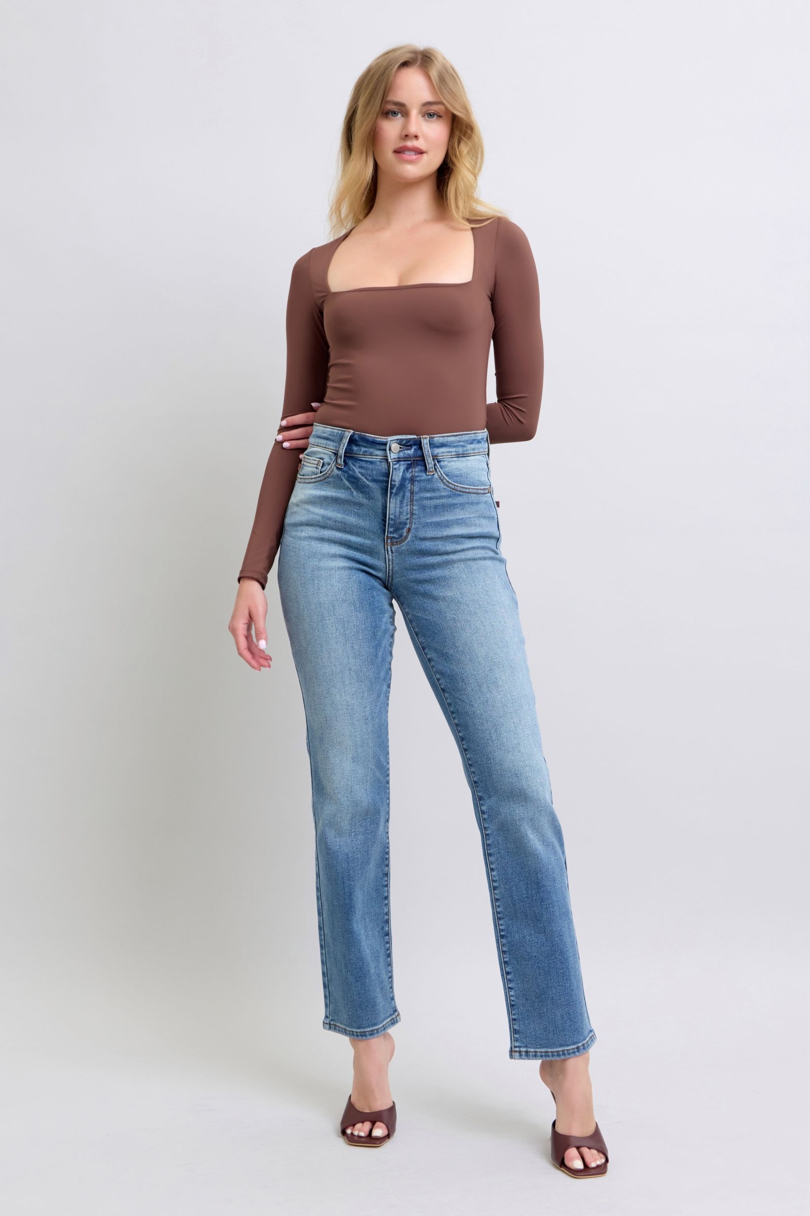 Classic straight-leg thermal jeans for casual winter outfits
