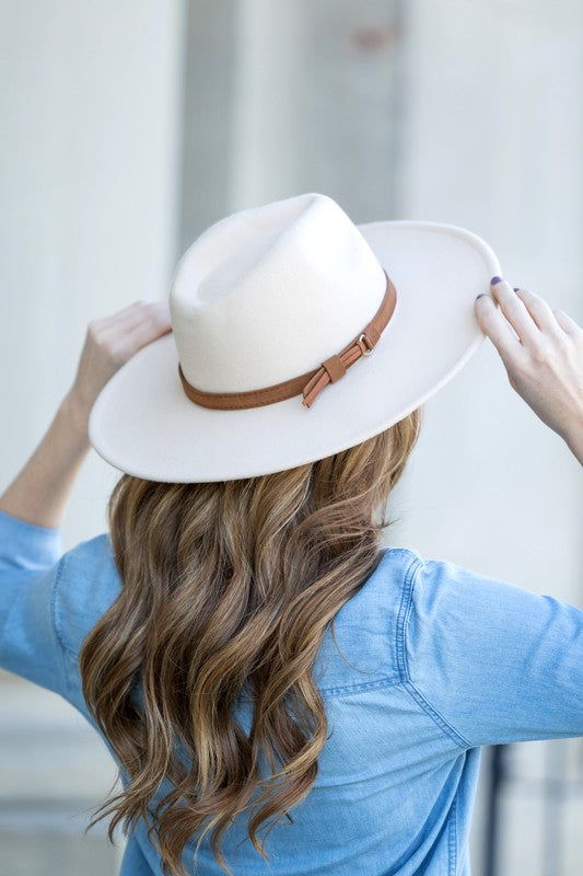 Adjustable cream wide brim Panama hat with a sophisticated design.
