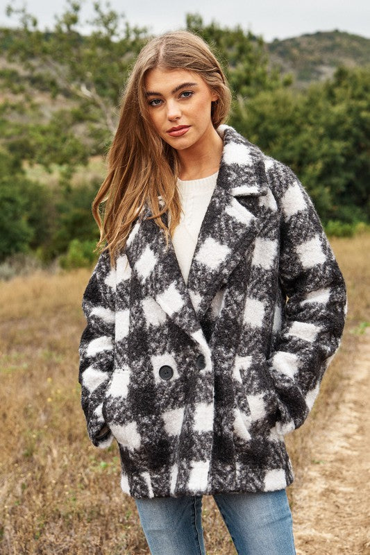 Chic boucle plaid coat for women, featuring side pockets and a lapel neck.
