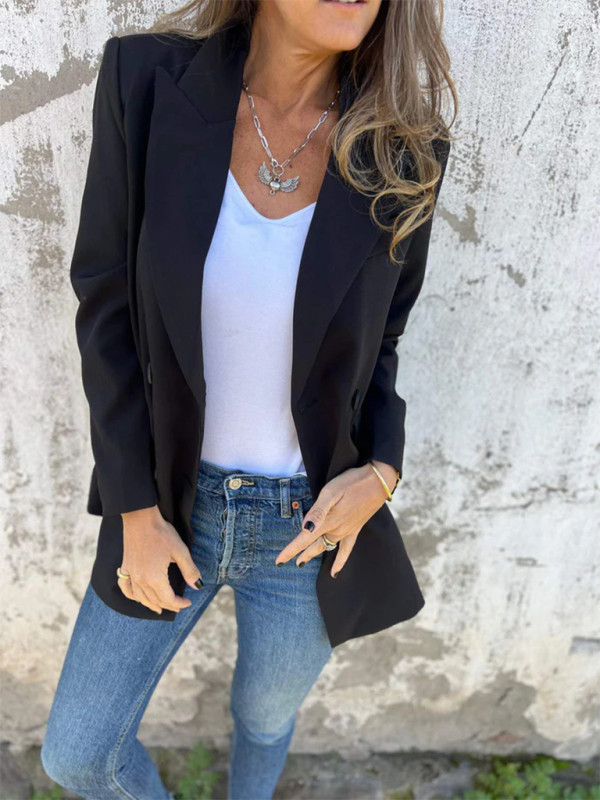 Comfortable fit of double-breasted blazer jacket with flap pockets