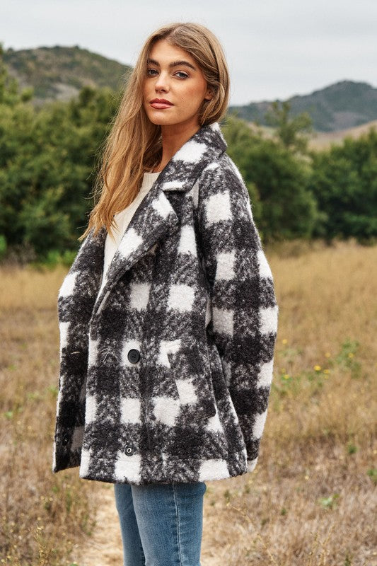 Chic boucle plaid coat for women, featuring side pockets and a lapel neck.
