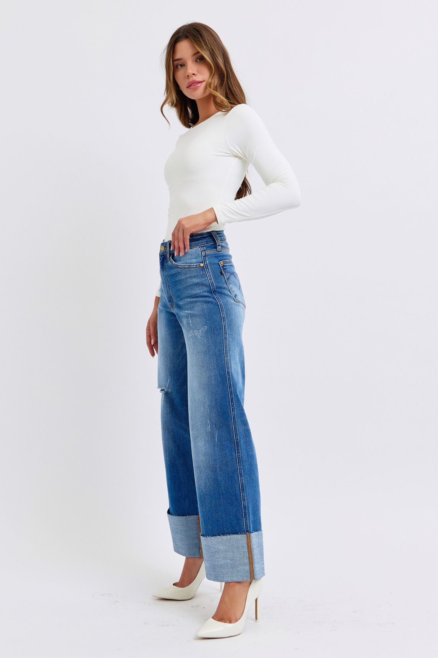 Relaxed wide-leg jeans with functional pockets and distressed accents
