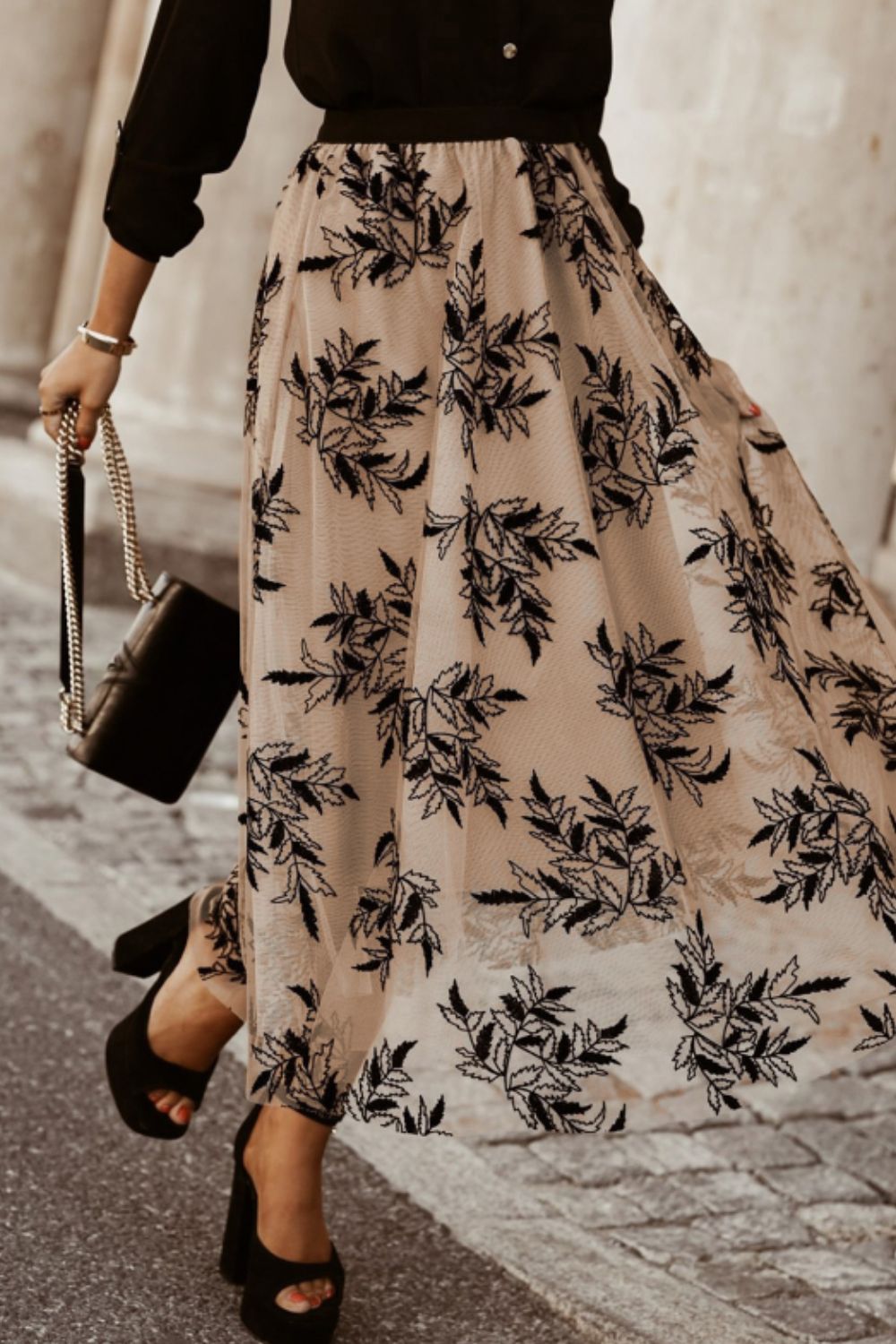 Women’s midi skirt in khaki mesh with classic floral embroidery.
