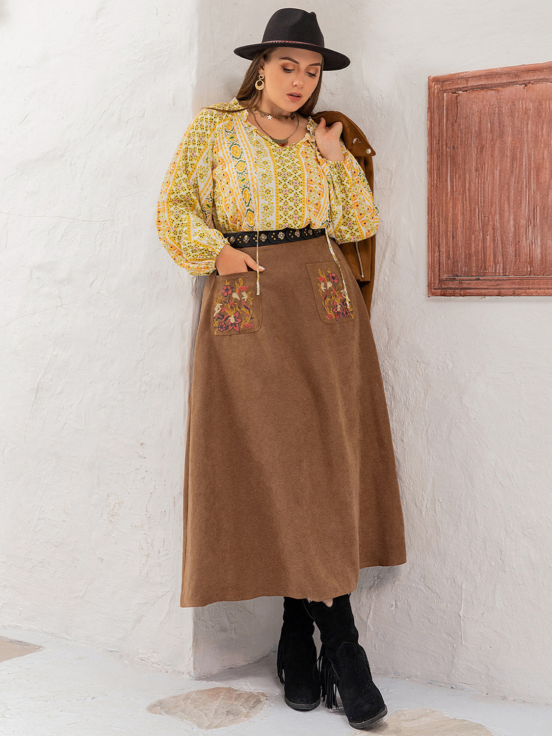 Caramel skirt with embroidered pockets for plus size
