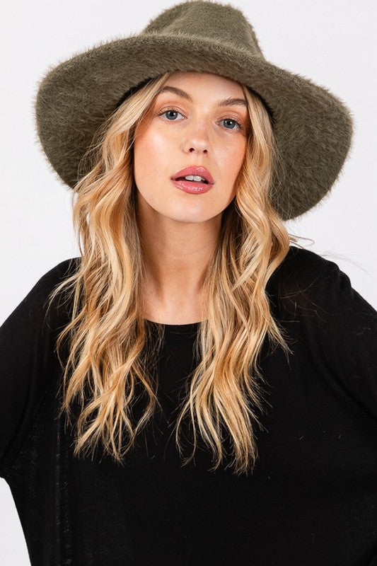 Elegant winter fedora with fuzzy design
