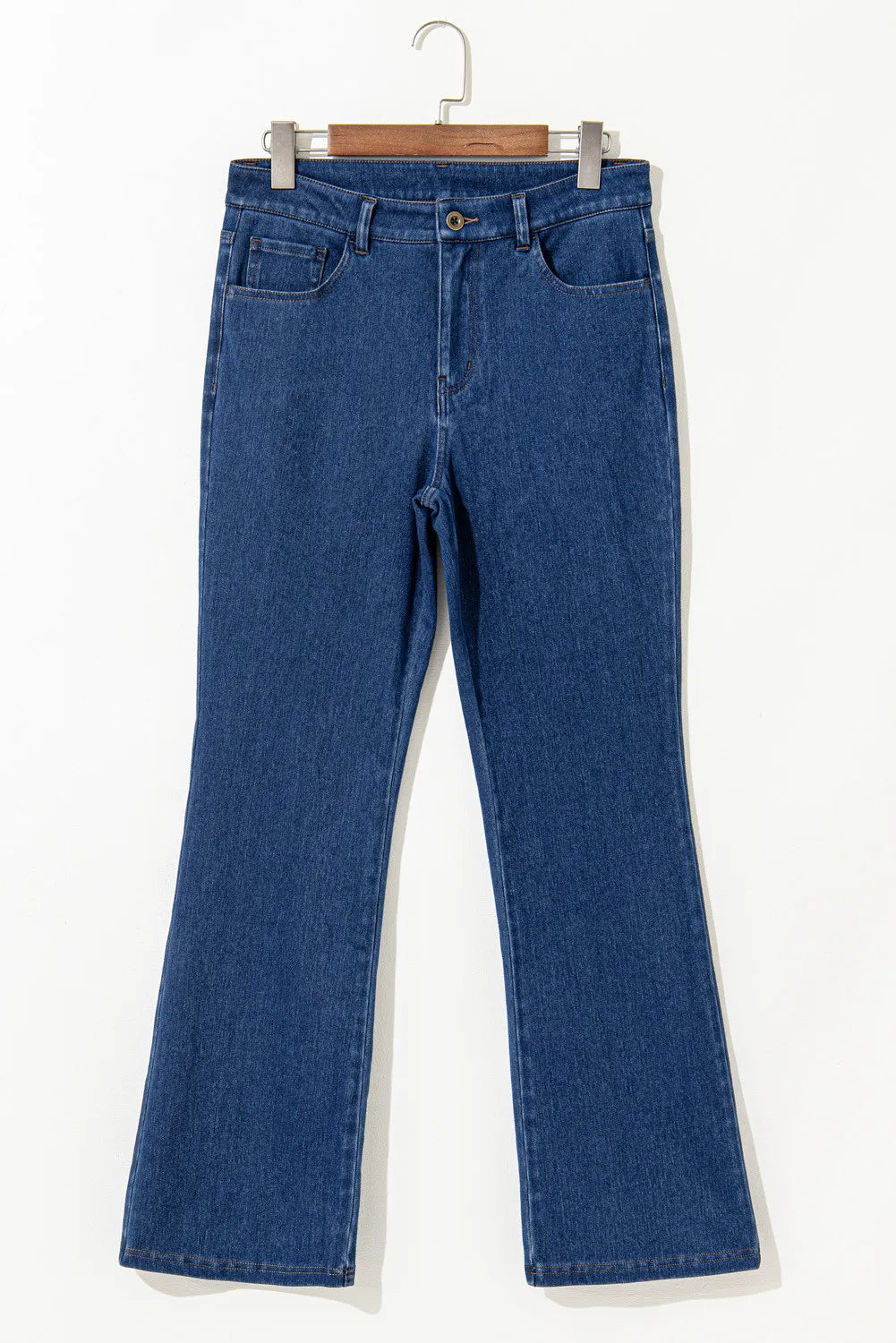 Durable high-rise jeans in blue with a moderate stretch for flexibility.
