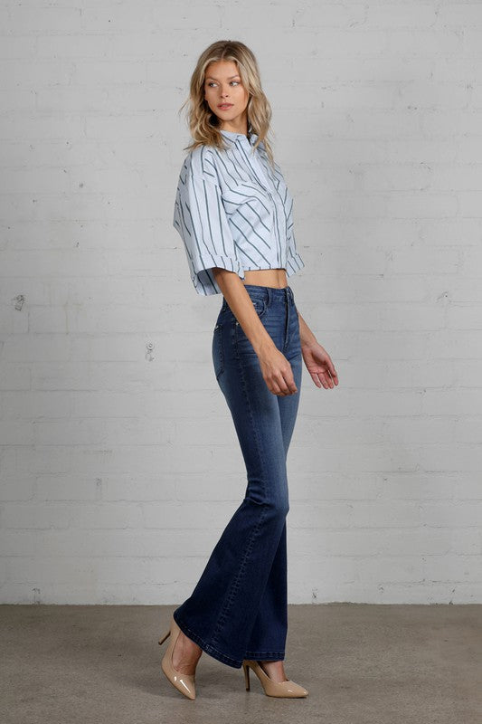 Fashionable high rise flare jeans with stretch fabric
