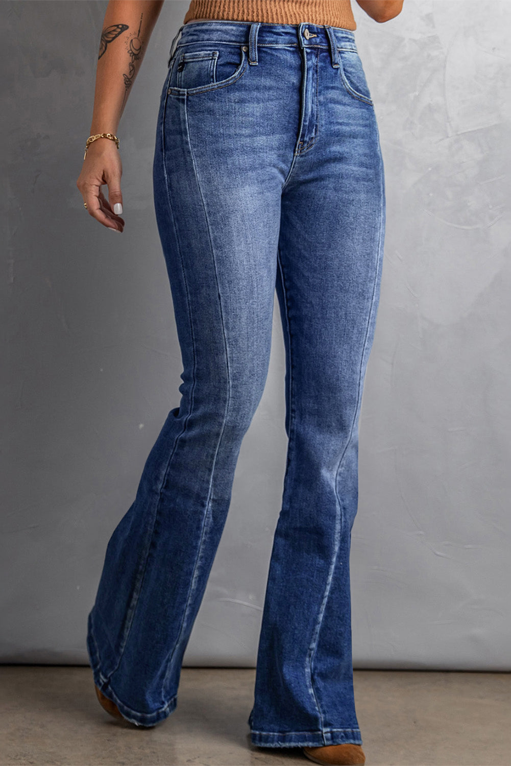 Flattering plus size flare jeans with high waist and vintage wash.
