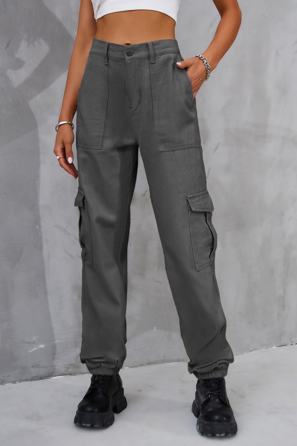 Gray high-waist pants with pockets for a stylish and practical design.
