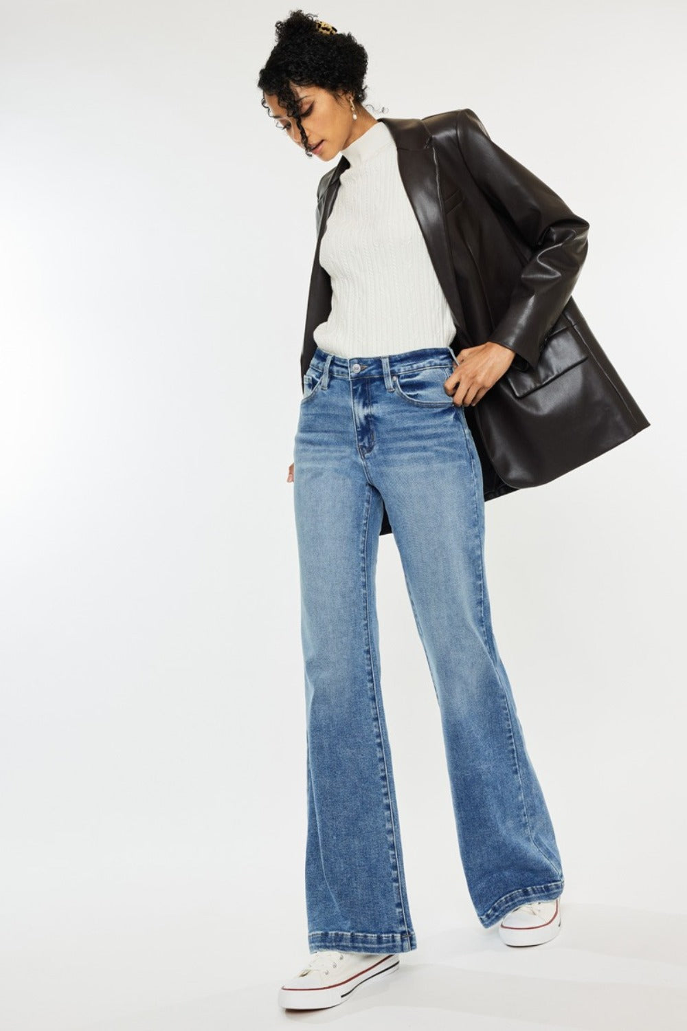 Wide leg Kancan jeans with high waist for a chic style.
