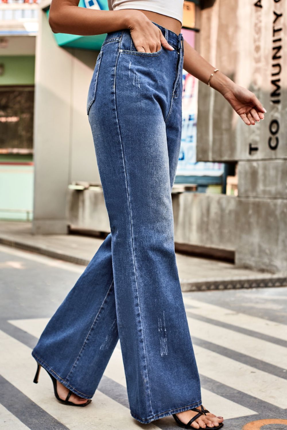 Buttoned Loose Fit Distressed Jeans with Pockets