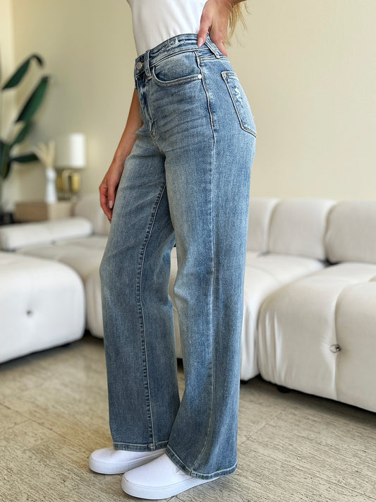 Judy Blue straight jeans with high waist, classic cut.