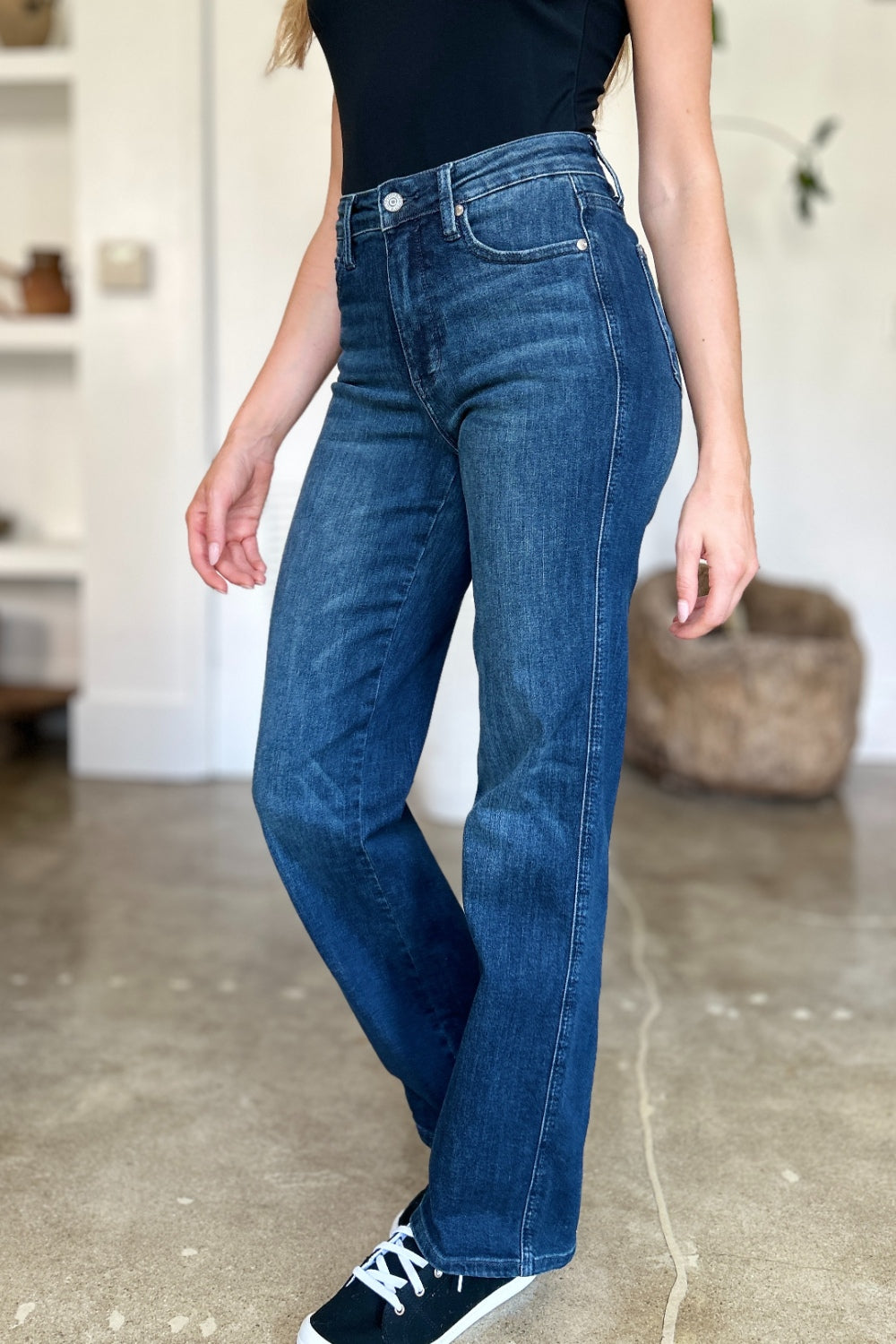 Focus on the front pocket of Judy Blue Tummy Control Straight Jeans.