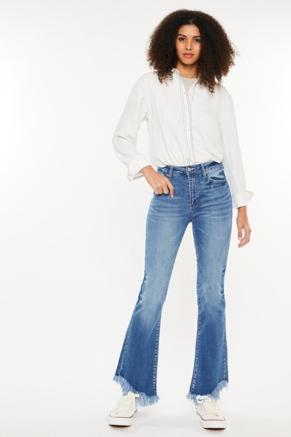 Straight-leg Kancan jeans with frayed hem, perfect for casual outfits.
