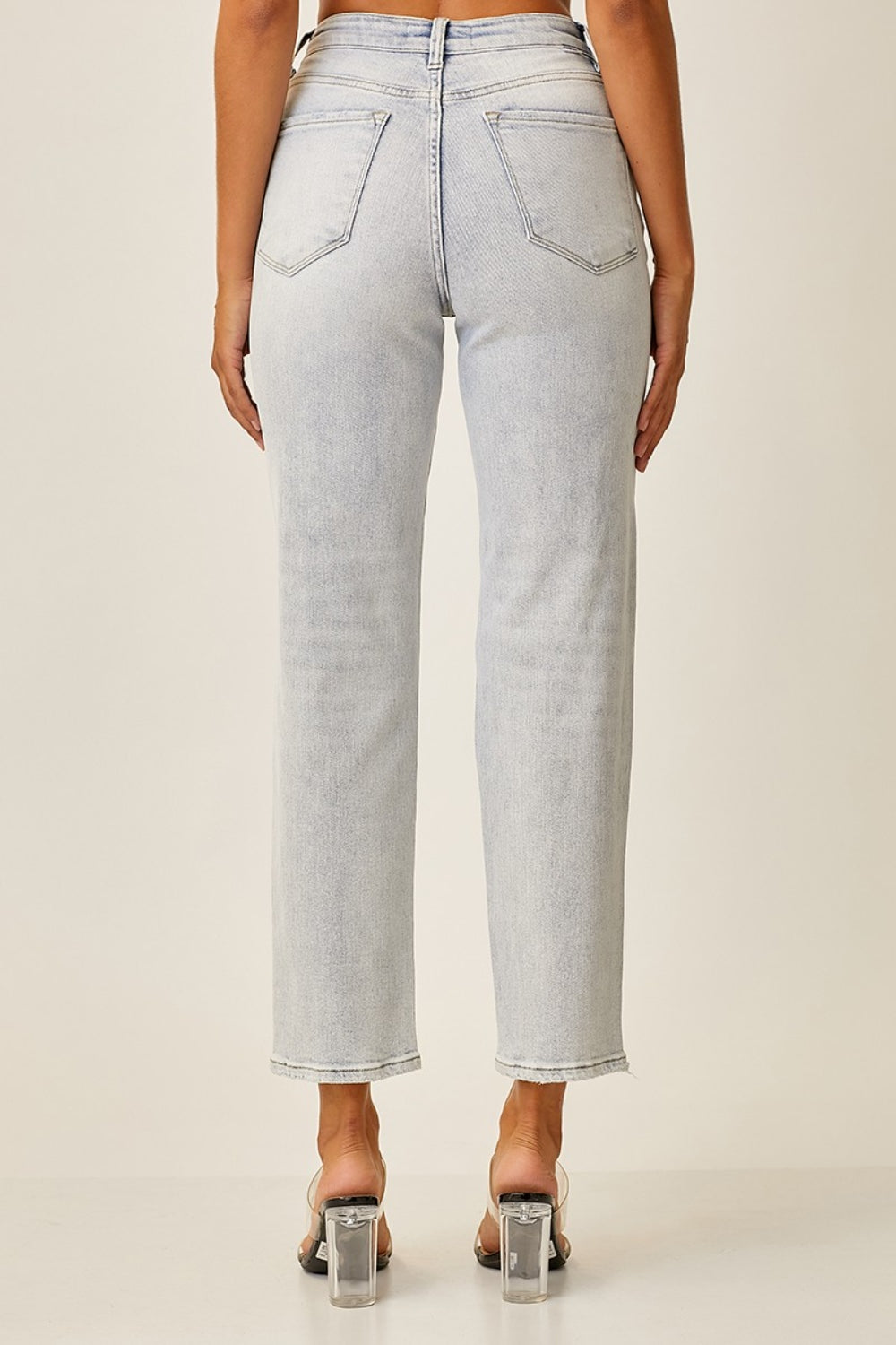 Trendy high-rise relaxed jeans with ripped knee and relaxed fit
