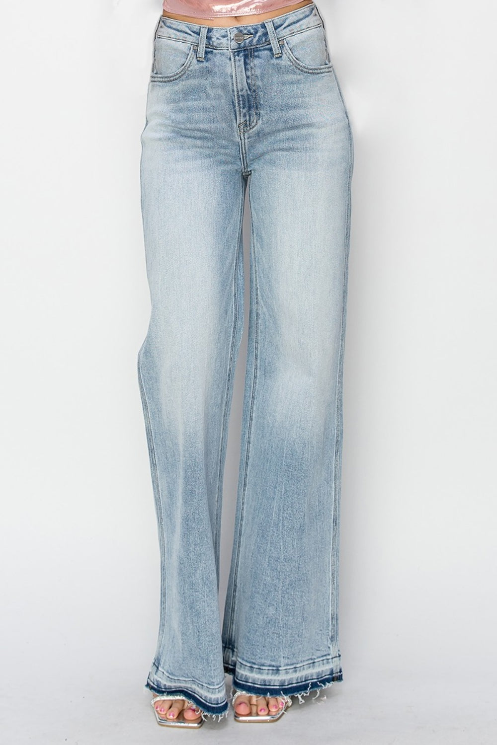 Risen jeans with wide-leg silhouette and raw hem in light wash
