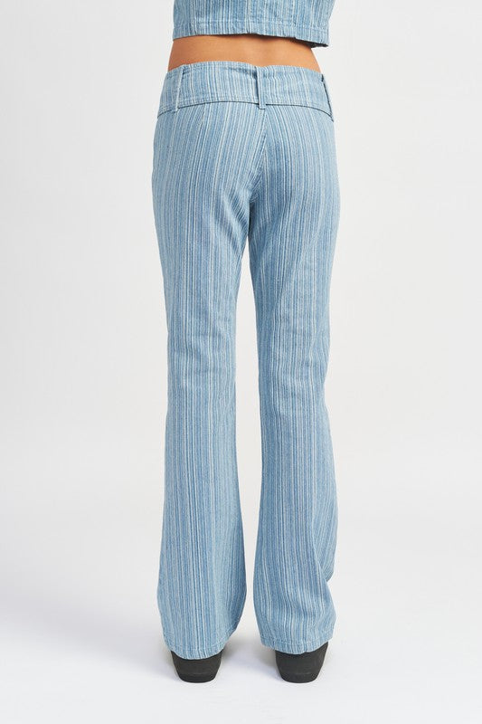 Trendy low-rise flared jeans with a stylish belt in light blue.